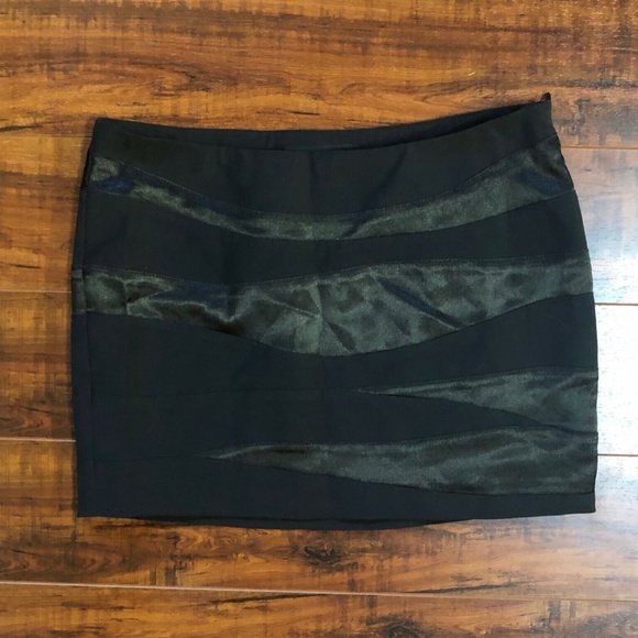 GUESS sz 25 Black Satin Strips Accent MINI skirt - Picture 5 of 6